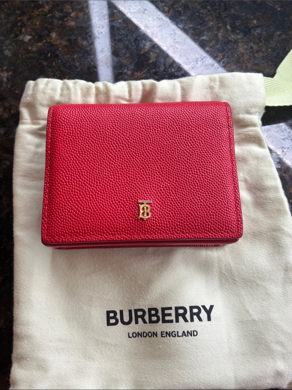 Burberry Red Pebbled Leather Card Holder With Gold Tb Logo Burberry Red Pebbled Leather Card Holder With Gold Tb Logo